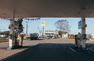 What are the advantages of a gas station built with a space frame structure？