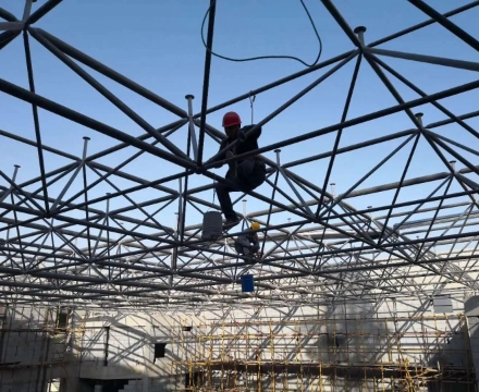 Steel space frame structure installation