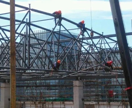 space frame lifting device