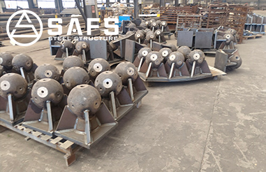 What are the advantages of prefabricating steel structures in factories in cold regions?